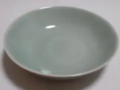 青磁草花紋陽刻浅鉢