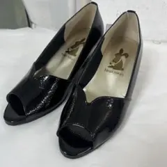 hirari.tokyo エナメルオープントゥヒール 黒 未使用級】hirari tokyo オープントゥパンプス 幅広 甲高 3E