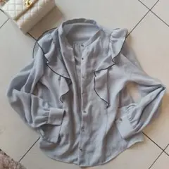 フリルデザイン ライトブルーシャツ