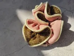 フリルデザインのシュシュ