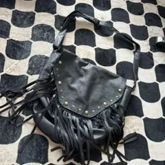 フリンジ付き黒合成皮革バッグ