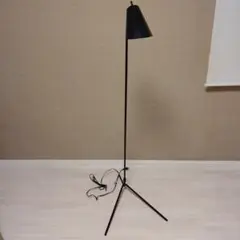 黒のトライポッドスタンドライト