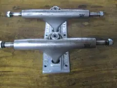 スケートボード トラック　　THEEVE　TRUCK　　チタン