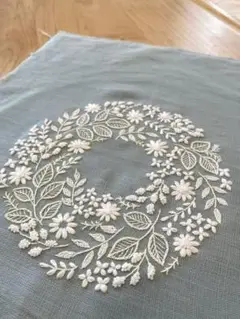 ハンドメイド　手刺繍　クロス　白い花と葉のデザイン
