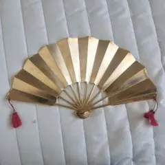 金色の金属製扇子