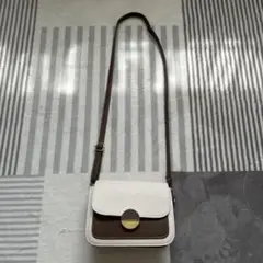 ホワイトとブラウンのショルダーバッグ