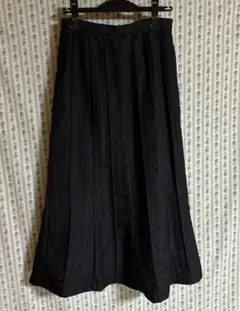 黒のプリーツロングスカート