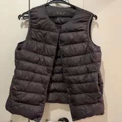 ダークグレー ダウンベスト ボタン留め　UNIQLO