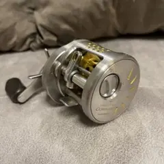 SHIMANO シマノ カルカッタ コンクエスト200DC ベイトリール 右ハン
