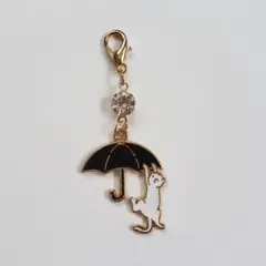黒い傘の下の白猫チャーム