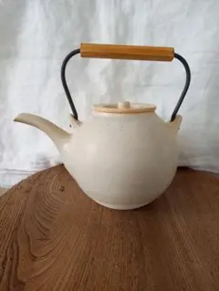 角掛政志　陶器製 白い急須 木製ハンドル　土瓶 fit=scale-down,w=1200