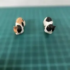 香箱座りの猫　2匹 チョコエッグ　三毛と白黒　海洋堂