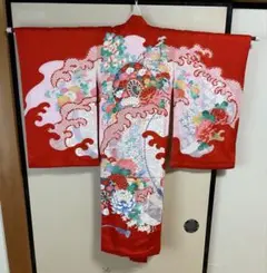 赤い絹の波と花の刺繍着物