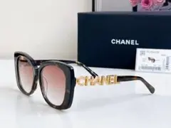 クラシックブラウンのレオパード柄CHANELスクエアサングラス