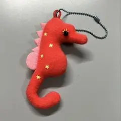 赤いタツノオトシゴのストラップ　布製　フェルト　赤色