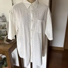 GUエンブロイダリー刺繍入りオフホワイトシャツ