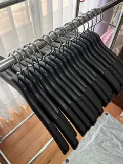 黒い滑り止め付きハンガー　KG427 日本製　18本