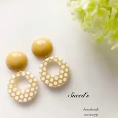 ▪アクリルドットチャームくすみイエローカボションピアス/イヤリング残りわずか
