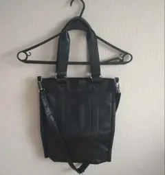 黒のトートバッグ ショルダーストラップ付き