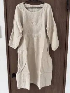 ベージュ プリーツ入り 長袖ワンピース