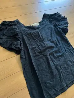 フリル付きダークブルー半袖トップス