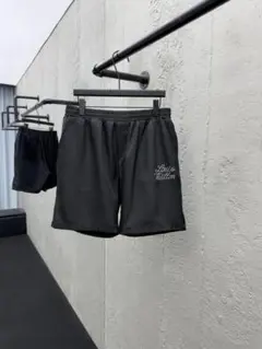 LOUIS VUITTON 黒い刺繍ロゴ入りショートパンツ