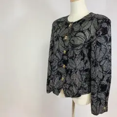 【贅沢なシック花柄デザイン♪】金ボタンが映える ノーカラージャケット ラメ花柄