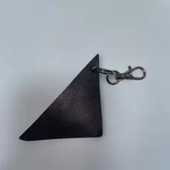 黒の三角形キーリング