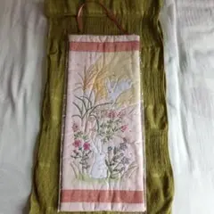 ウサギと草花の刺繍作品 タペストリー