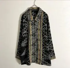 柄シャツ　長袖シャツ　総柄　アート　レトロ感　デザインボタン　黒　古着