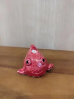 赤い魚の陶器製置物
