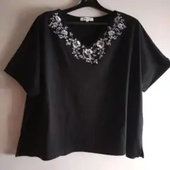 刺繍入りブラック半袖トップス