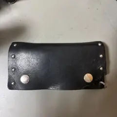 スタッズ付き黒レザートラッカーウォレット