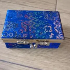 青い模様のアクセサリーケース