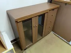 ブラウン木製脇机 ガラス扉付き収納