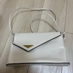 ホワイトショルダーバッグ 三角形金具付き　コシノジュンコ