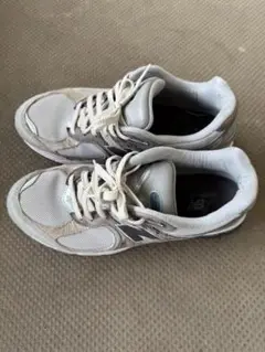 New Balance 2002R シリーズ スニーカー グレー/ホワイト