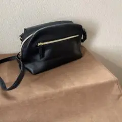 黒いレザー風ショルダーバッグ