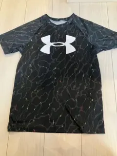 UNDER ARMOUR 黒Tシャツ　160cm