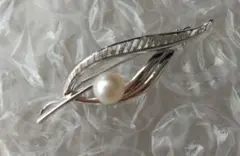 真珠ブローチ