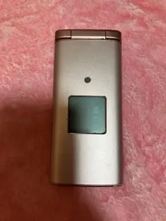 ジャンク品 ピンク 折りたたみ式携帯電話 本体 simなし KYF36 傷あり