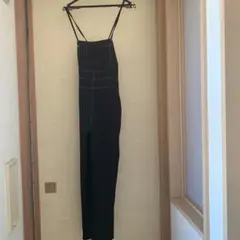黒いストラップ付きサロペット