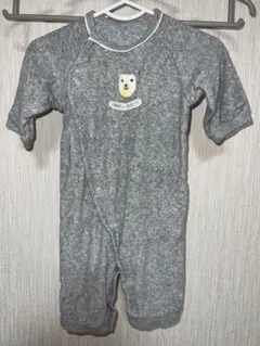 コムサフォセット グレーのクマ刺繍ロンパース