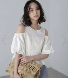 最終値下げ　フリーズマート　オフショルペプラムブラウス