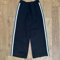 ユニクロ　未使用　黒いジャージ 130サイズ サイドストライプ
