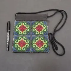 刺繍模様の布製ポーチ　雑貨　ショルダー付　カラフル　刺繍