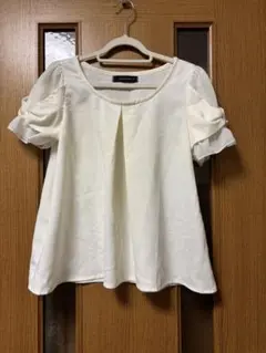 パフスリーブトップス 白