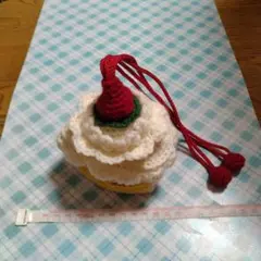 かぎ針編み　いちごのショートケーキの巾着