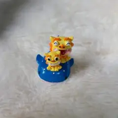 ジンベイザメとシーサーの置物