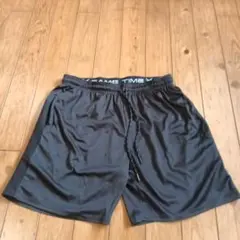黒のショートパンツ Xのロゴ付き　M
